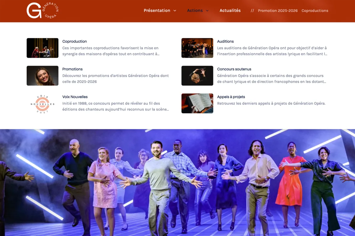 Accueil du site Génération Opéra : un bandeau rouge de navigation, des blocs d'accès aux actions de l'association, puis une photographie d'artistes lyriques en scène sous éclairage bleu.